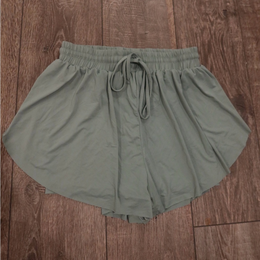 Super soft and comfortable shorts.
Worn only once